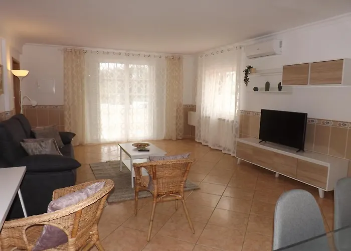 Sunny Poolview 아파트